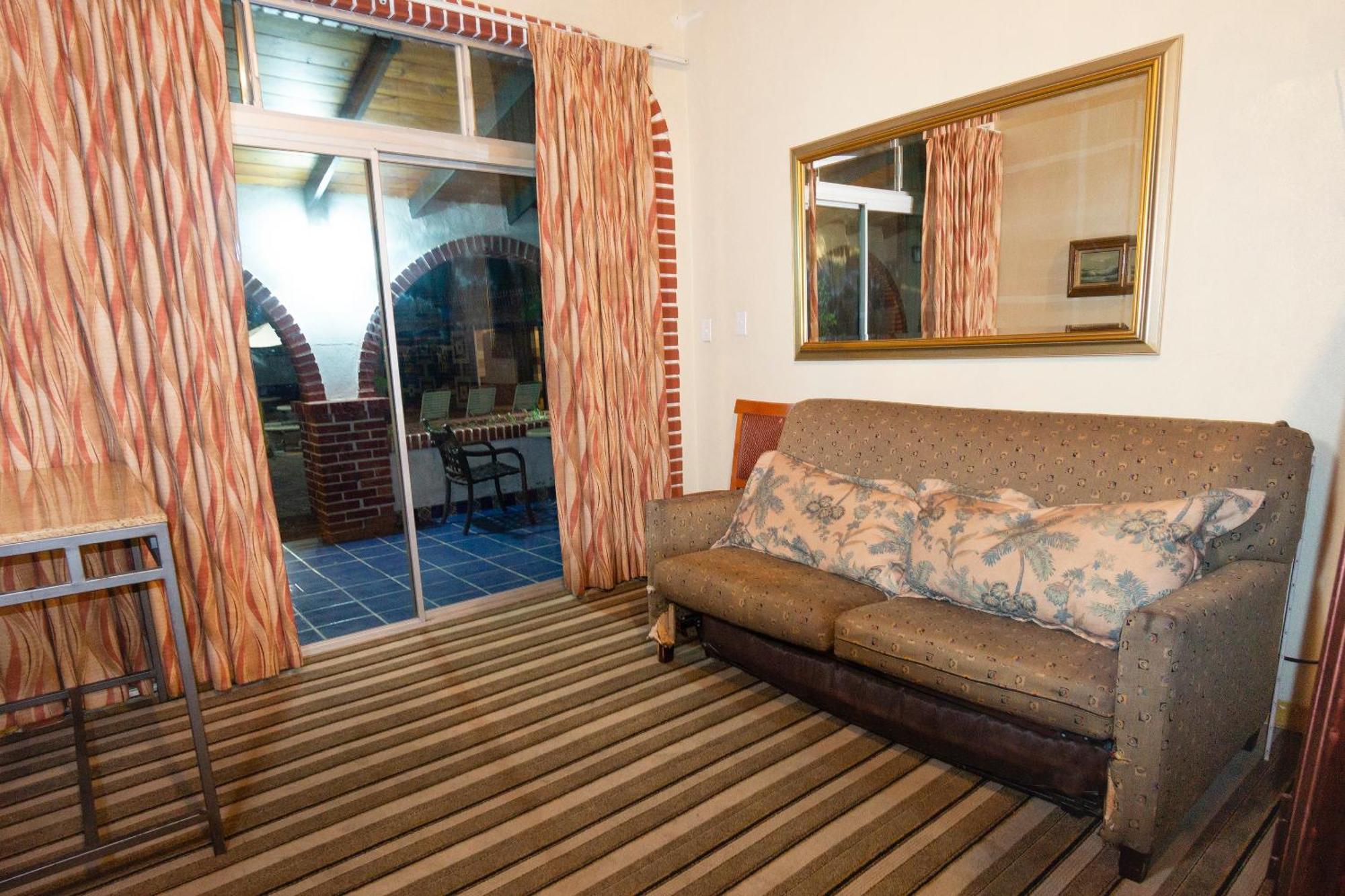 Oyo Hotel Hacienda Don Luis, Rosarito Dış mekan fotoğraf A room at the hotel